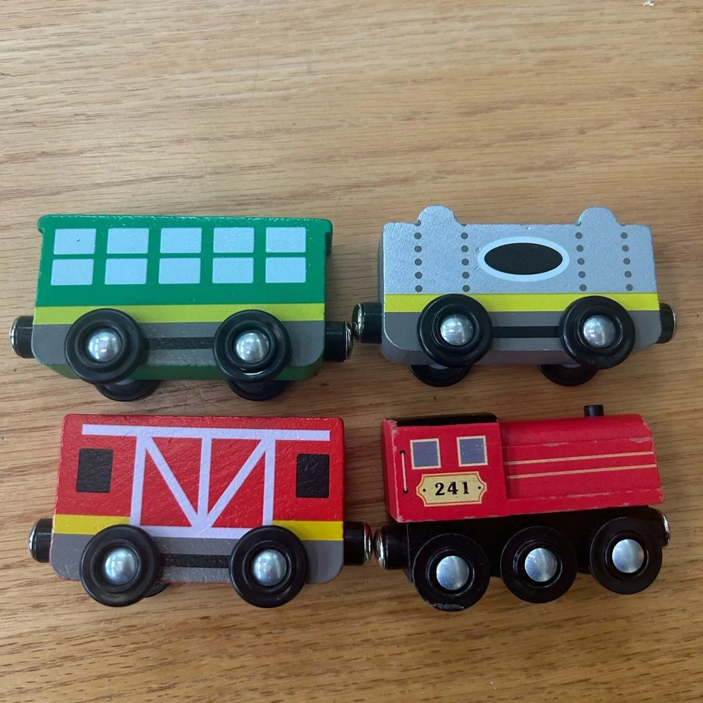 Melissa & Doug Wooden Train‎ Cars Engine & Carriages Lot of 4 Toy Railway Set